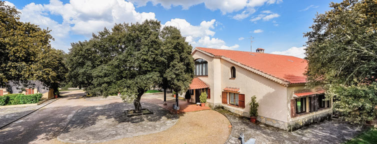 Exterior de una de las casas de las finca de las Ahijaderas