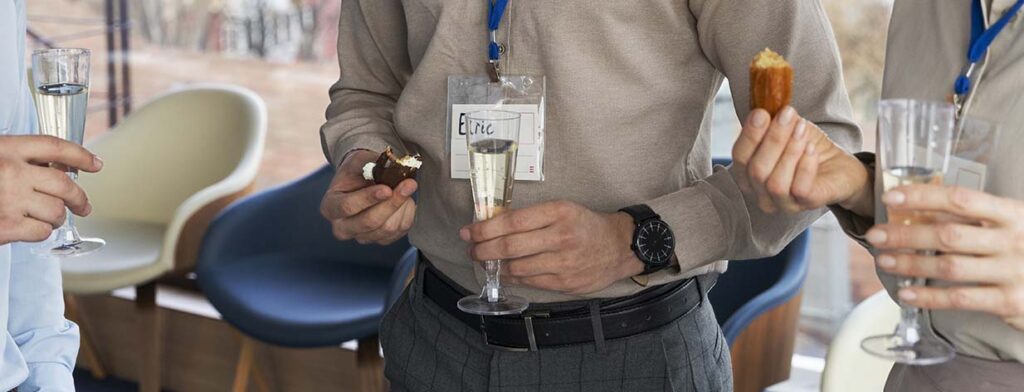 Personas tomando cocteles en un evento de empresa