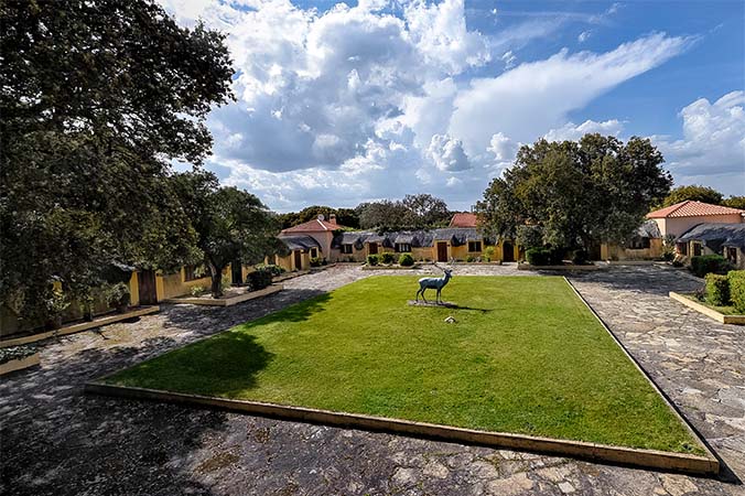 Jardín de la finca de las Ahijaderas con una estatua de ciervo