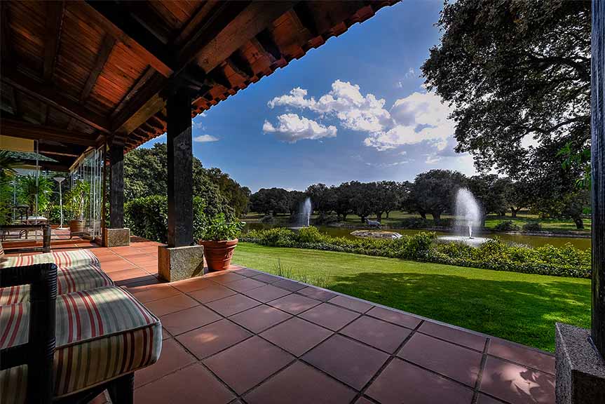 Terraza de una de las casas de las Ahijaderas con vistas al lago