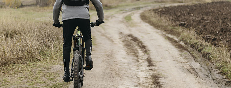 Ciclista en una ruta en bici con las Ahijaderas