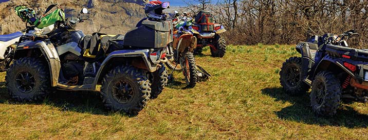 Quads y motos paradas en el campo en mitad de una ruta