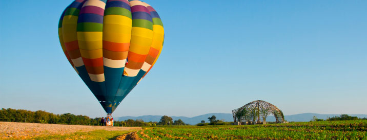 Globo aerostático de colores listo para despegar