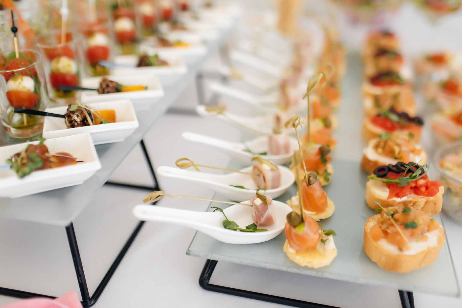 Varios tipos de canapés en catering