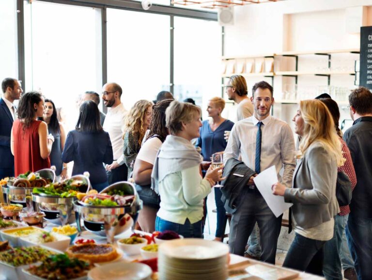 trabajadores reunidos en un evento corporativo