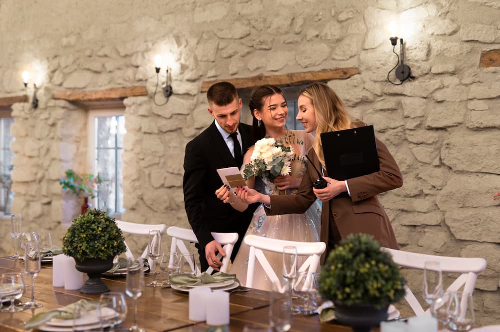 Pareja organizando su boda con una wedding planer