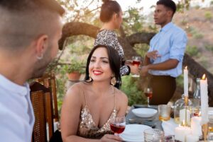 Grupo de personas reunidas en un evento al aire libre