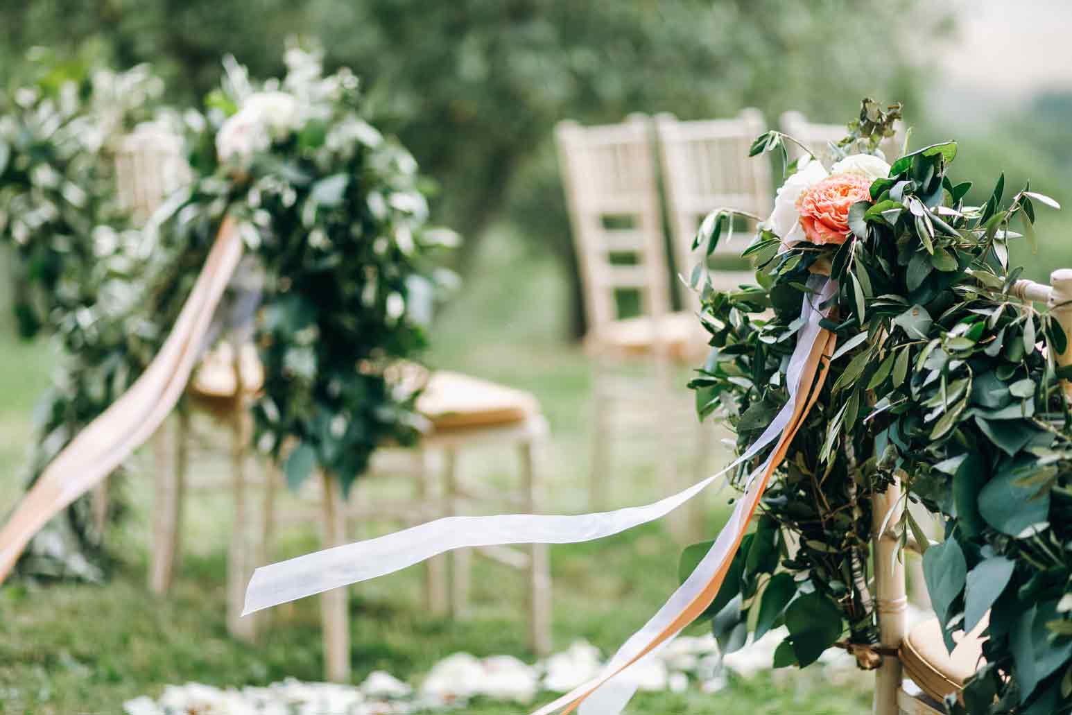 Decoración floral con sillas para una celebración al aire libre