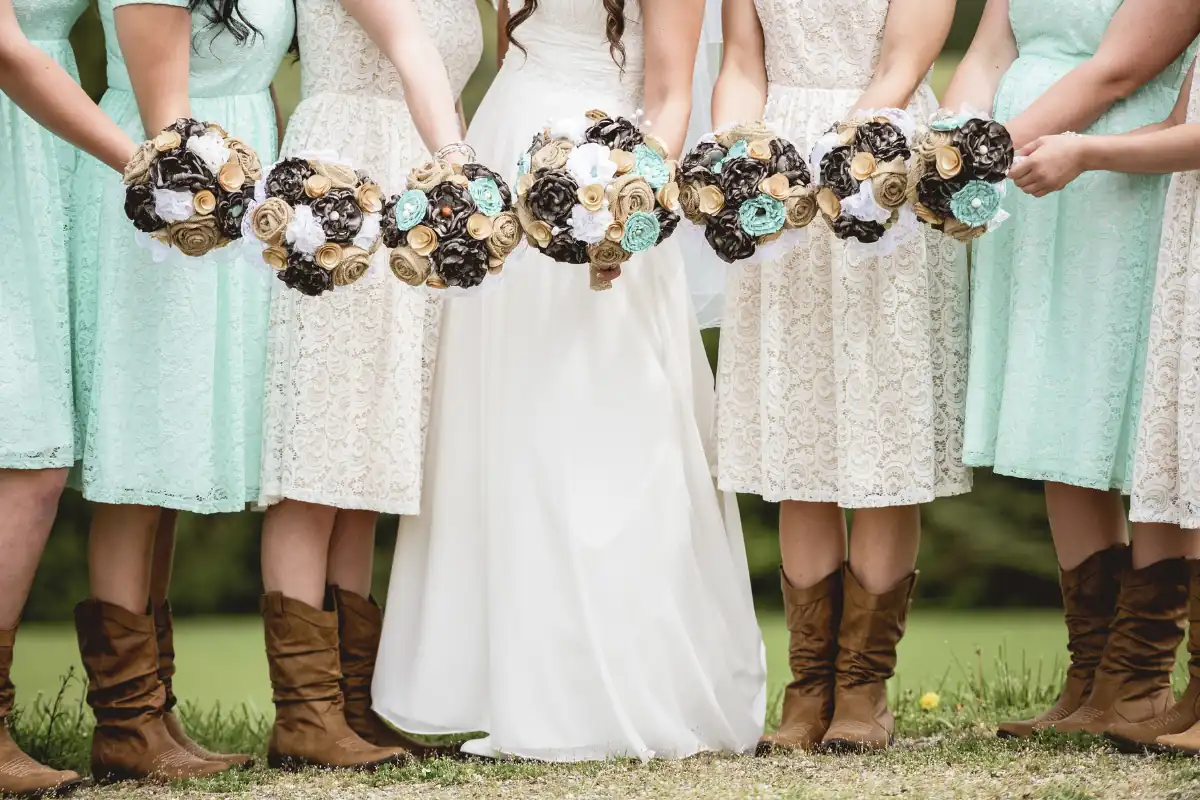 Novia y damas de honor con un ramo de flores listas para celebrar una boda rústica