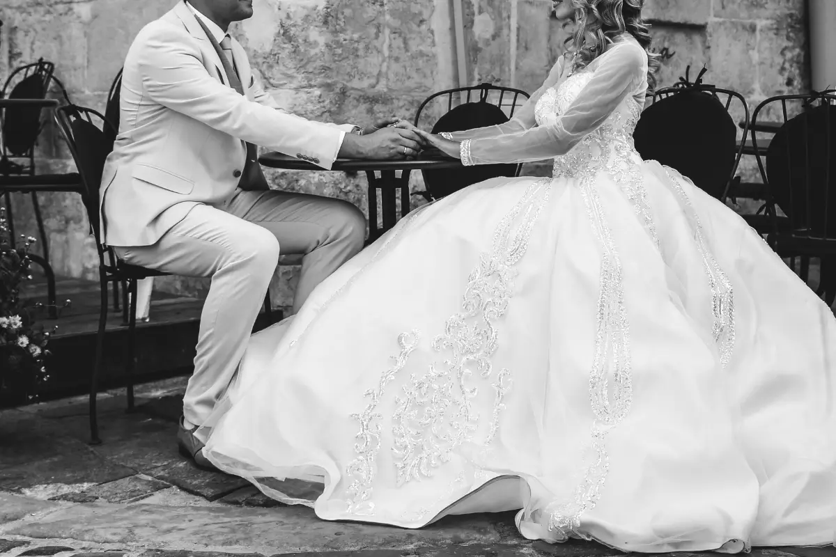 Chico y chica vestidos de novios celebrando su boda vintage