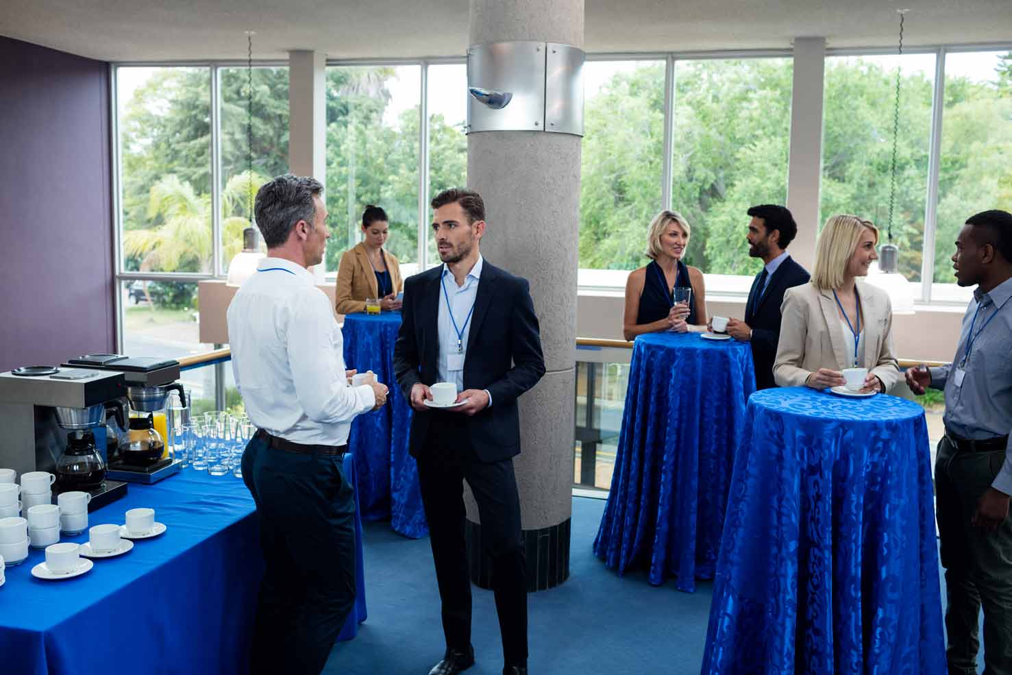 Ejecutivos interactuando en evento corporativo