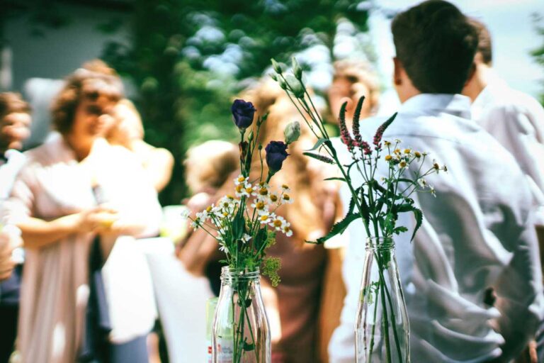 Dos jarrones decorativos en boda rústica