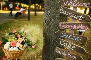 Decoración de carteles para boda al aire libre 2025