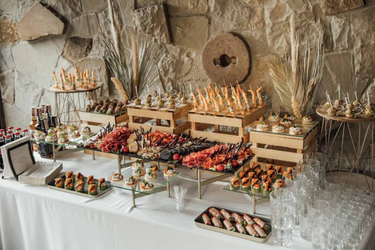 Aperitivos del cocktail de boda al aire libre