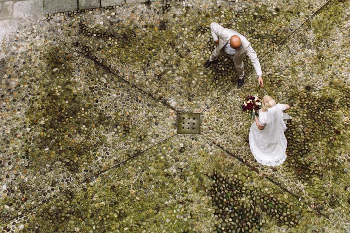 Plano cenital de fotografía aérea de novios en una boda