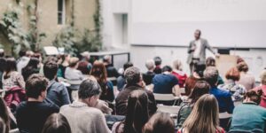 Profesional dando ponencia en un evento de empresa al aire libre