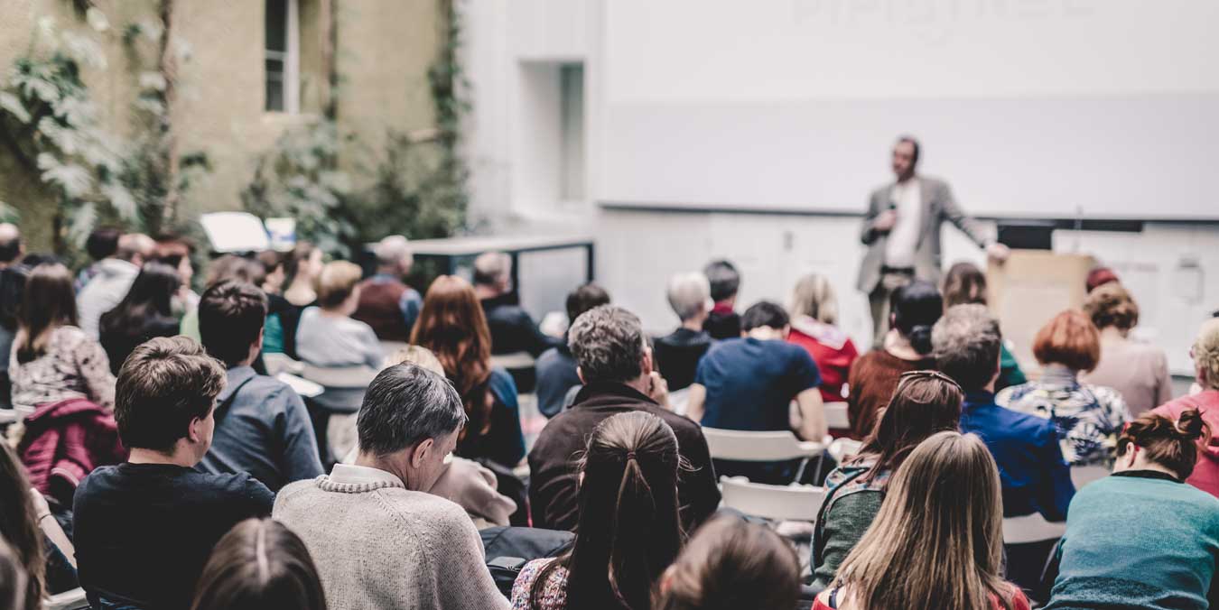 Profesional dando ponencia en un evento de empresa al aire libre